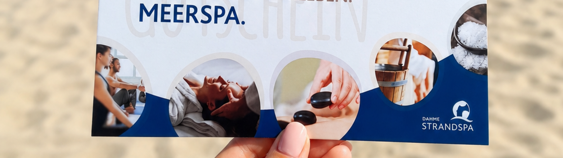 eine Hand hält einen Gutschein