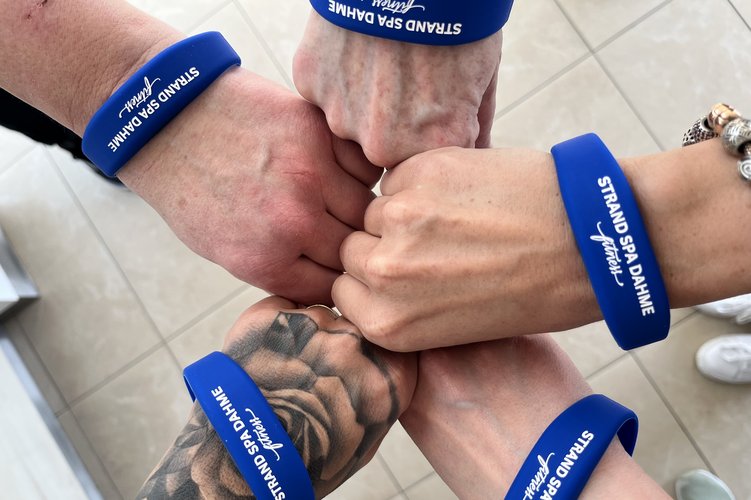 5 Hände mit Fitnessarmbändern am Handgelenk