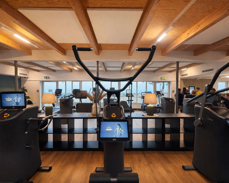 Ein Fitnessstudio von innen