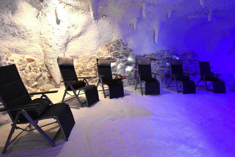 Stühle in einer Mehrsalzgrotte