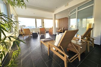 ein Ruheraum mit Stühlen